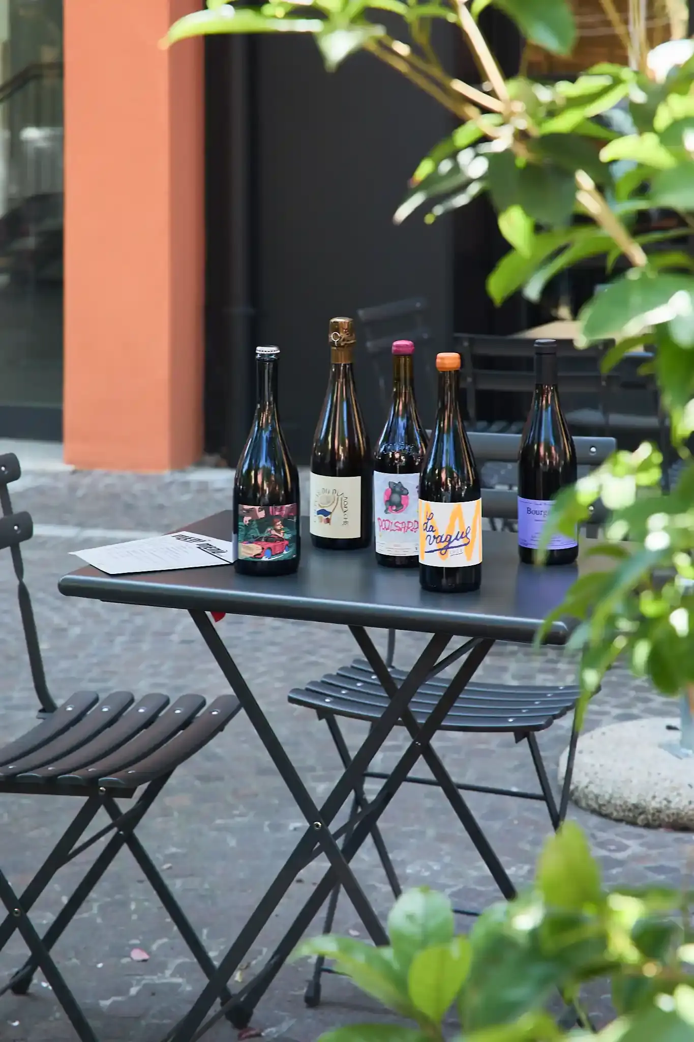 Bottiglie di vino su un tavolino del dehors del Pavone